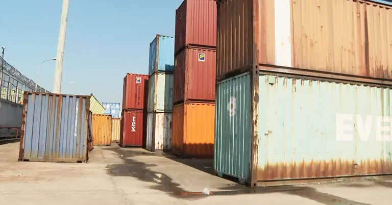 চট্টগ্রাম বন্দরে রাখা পণ্যবোঝাই কন্টেইনারের ছবি